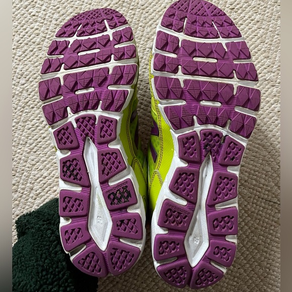 Women’s green new balance sneakers - Picture 3 of 5